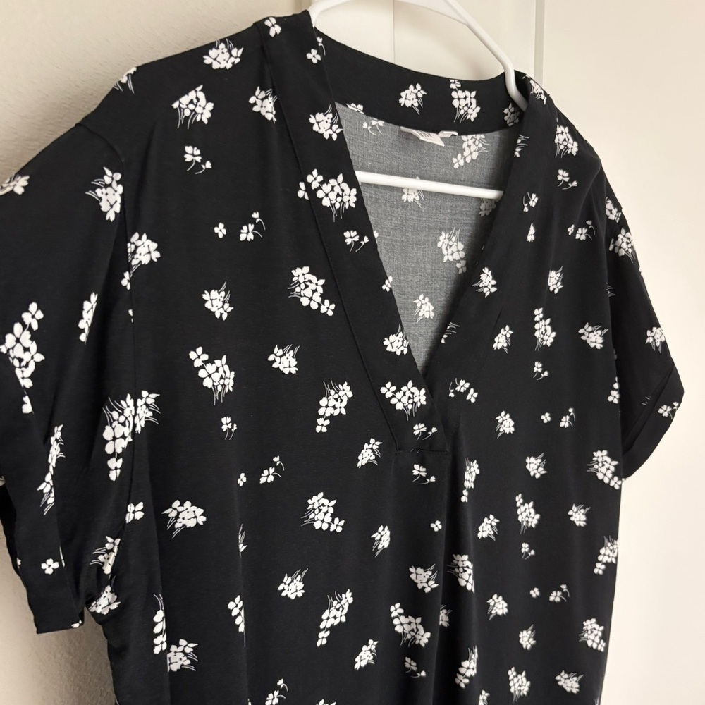 GAP V-Neck Top in Black Floral, Short Sleeves with Cuffed Sleeve, Large - Picture 4 of 7